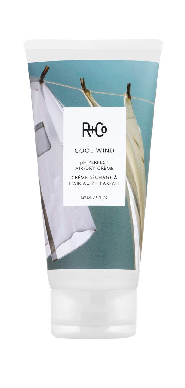 R+Co frasco frente mostrando etiqueta y beneficio anti-frizz