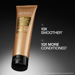 Redken textura cremosa en la palma que muestra hidratación ligera