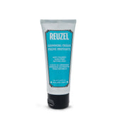 REUZEL envase frontal mostrando diseño y tamaño práctico