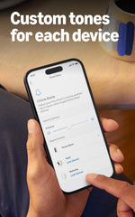 Ring Chime Plus en uso con alerta sonora mientras familia se mueve en casa