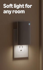 Ring Chime Plus junto a un enchufe para comparar tamaño y ocupación