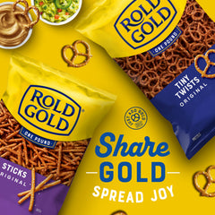 Rold Gold persona disfrutando un palito, portátil y listo para llevar