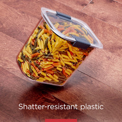 Rubbermaid recipiente en uso en cocina facilitando acceso a ingredientes