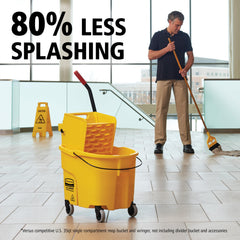 Rubbermaid primer plano de baffles WaveBrake que reduce salpicaduras y mantiene suelos secos