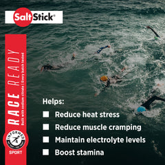 SaltStick cápsulas en mano demostrando uso portátil y conveniencia
