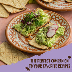 Sanissimo galleta usada como canapé con queso y salmón, aperitivo elegante