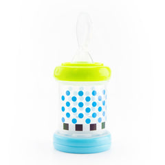 Sassy bebé usando el nurser para introducir cereales con comodidad