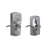 SCHLAGE Camelot frontal con manija satinada mostrando acabado y seguridad