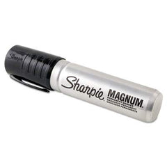 Sharpie marcando un póster, ideal para carteles visibles a distancia
