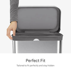 simplehuman mano extrayendo una bolsa uno a uno para fácil reposición