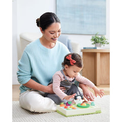 Skip Hop plato turntable en uso promoviendo coordinación mano-ojo