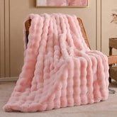 Smoofy vista frontal de la manta blush que añade elegancia al sofá