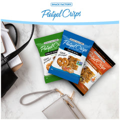 Snack Factory Pretzel Crisp siendo sumergido en dip cremoso, soporte firme