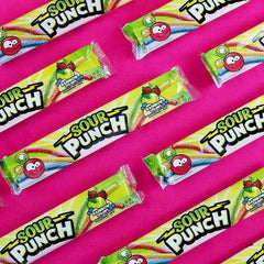 Sour Punch palito en mano para mostrar escala y facilidad de comer