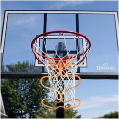 Spalding accesorio en acción en patio devuelve balón para entrenar