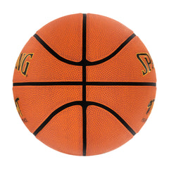 Spalding balón en uso sobre asfalto demostrando bote consistente