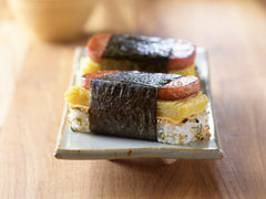 SPAM rebanada dorada en sartén, SPAM aporta textura crujiente y sabor
