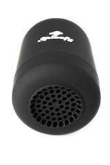 Persona usando Sploofy PRO II en mano para reducir olor al exhalar
