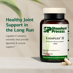 Standard Process Ligaplex II cápsulas en mano mostrando dosificación y práctico tamaño