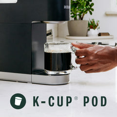 Starbucks K-Cup cápsula colocada en cafetera Keurig para preparación rápida