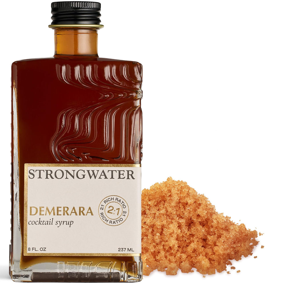 Strongwater frente del empaque mostrando botella y diseño, facilita identificación rápida