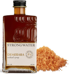 Strongwater frente del empaque mostrando botella y diseño, facilita identificación rápida