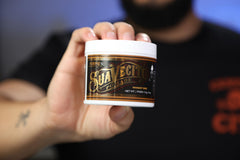 Suavecito Pomade aplicado en cabello logrando un peinado pulido y duradero