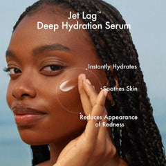 Summer Fridays suero Deep Hydration con gotero en mano para humectar profundamente