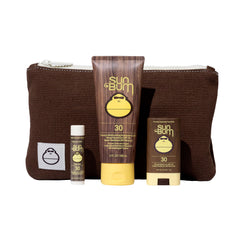 Sun Bum kit frontal con bolsa mostrando conveniencia para viajar