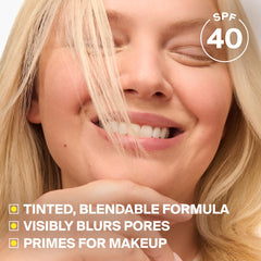 Supergoop! etiqueta con SPF 40 y detalles de ingredientes protectores
