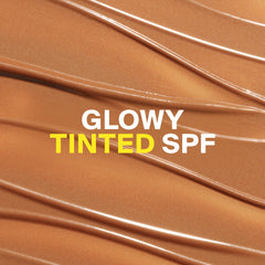 Supergoop! textura cremosa con brillo sutil que explica hidratación inmediata