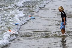 Surfer Dudes Bali Bobbi capturado en ola demostrando retorno tipo boomerang