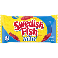 SWEDISH FISH persona disfrutando gomitas en cine en casa, aporte de diversión