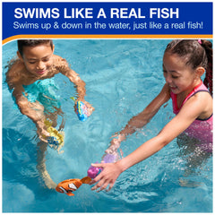 SwimWays Lebron Waves nadando en piscina demostrando movimiento realista y diversión
