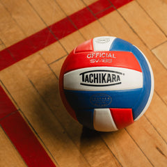 Tachikara balón en uso durante entrenamiento en cancha para durabilidad