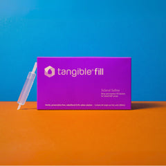 Comparación de tamaño de vial Tangible Fill 5mL junto a una moneda, tamaño portátil