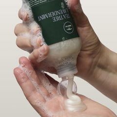 Tea Tree envase 33.8 fl oz junto a objeto para comparar tamaño práctico