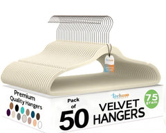 TechZoo pack frontal mostrando 50 perchas marfil para optimizar espacio