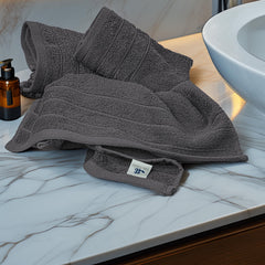 Tens Towels toalla en uso secando manos, absorción rápida visible