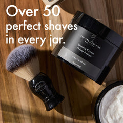 The Art of Shaving envase 148 ml frente a una mano para escala clara