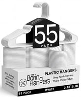 The Boring Hangers paquete frontal mostrando 55 perchas blancas y ahorro de espacio