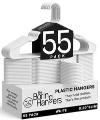 The Boring Hangers paquete frontal mostrando 55 perchas blancas y ahorro de espacio