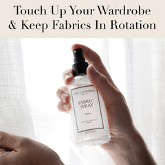 The Laundress spray usado en baño sobre ropa colgada para refrescar tejidos