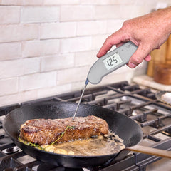 ThermoWorks Thermapen ONE comparado con utensilio para visualizar tamaño y facilidad de uso