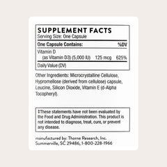Detalle de etiqueta THORNE Vitamin D-5,000 y tapa, información clara para el consumidor