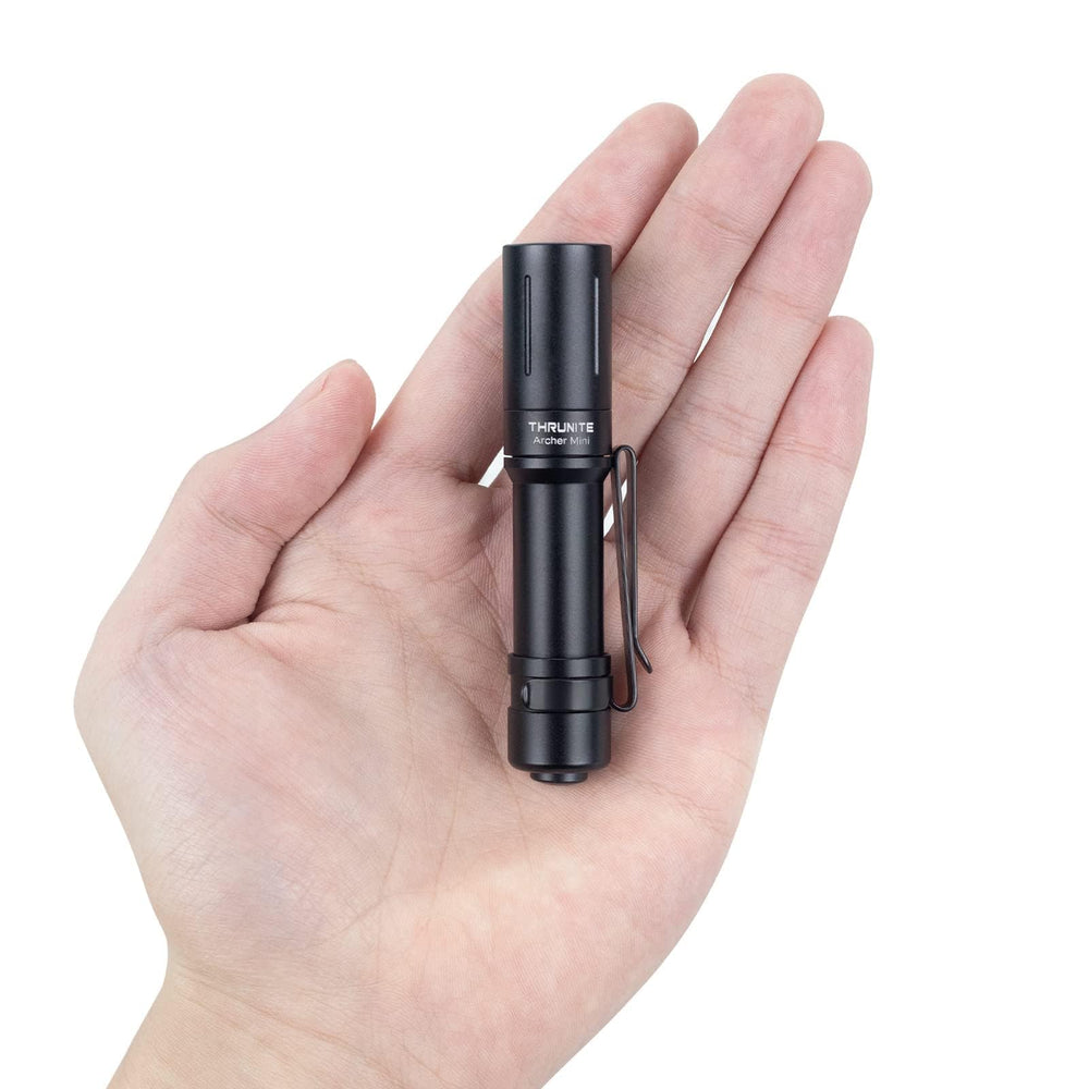 ThruNite Archer Mini frontal mostrando diseño compacto y potencia inmediata