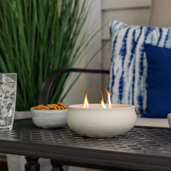 TIKI velas colocadas en mesa de jardín creando ambiente acogedor para reuniones