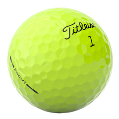 Titleist Pro V1 Yellow en mano mostrando escala y fácil identificación