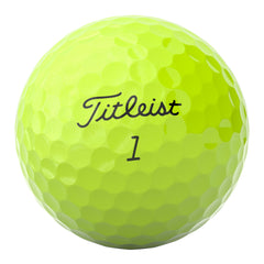 Titleist Pro V1 Yellow en golpe de approach demostrando control cerca del green
