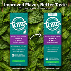 Tom's of Maine tubo primer plano de etiqueta que destaca fluoruro y beneficios